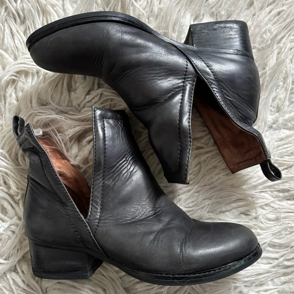 Jeffrey Campbell Oriley Cut Out Black Leather Pull Tabs Ankle Booties Size 6 - Picture 3 of 12